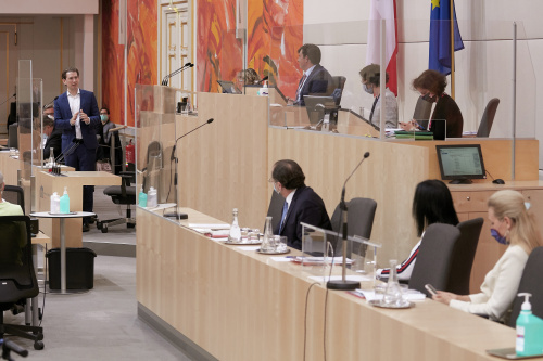 Bundeskanzler Sebastian Kurz (V) bei seiner Erklärung