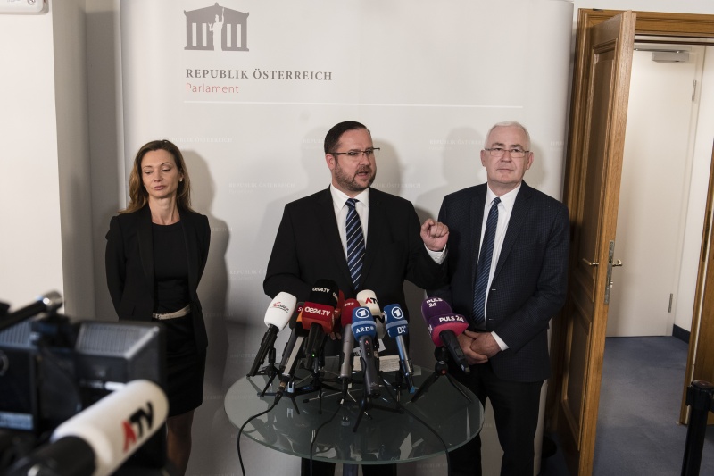 Vor Beginn der Untersuchungsausschusssitzung von links: Nationalratsabgeordnete Susanne Fürst (F), Nationalratsabgeordneter Christian Hafenecker (F), Nationalratsabgeordneter Martin Graf (F)