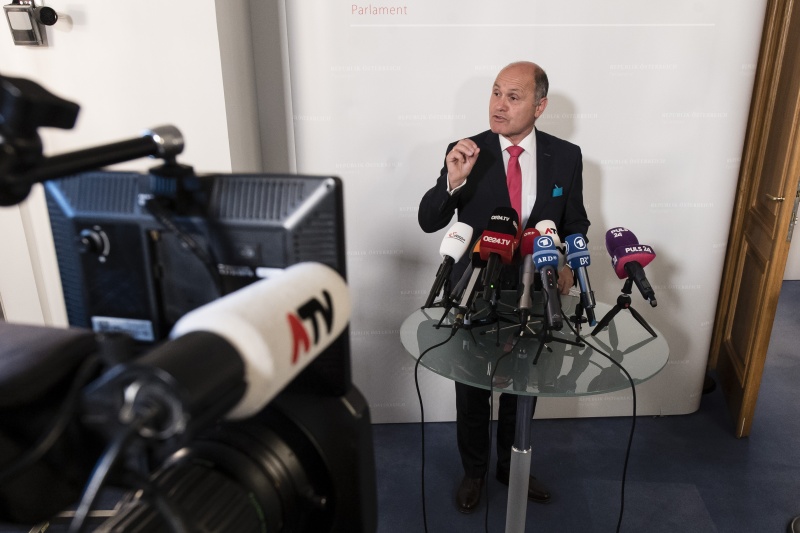 Vor Beginn der Untersuchungsausschusssitzung Nationalratspräsident Wolfgang Sobotka (V)