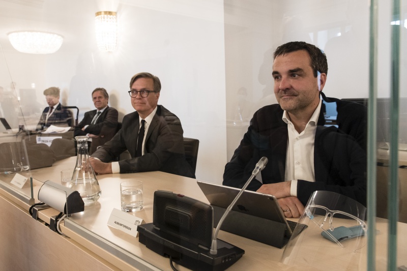 Von rechts: Auskunftsperson Florian Klenk mit Vertrauensperson