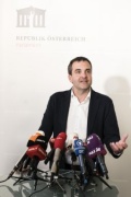 Auskunftsperson Florian Klenk stellt sich nach der Befragung m Untersuchungsausschuss den Fragen der Journalisten