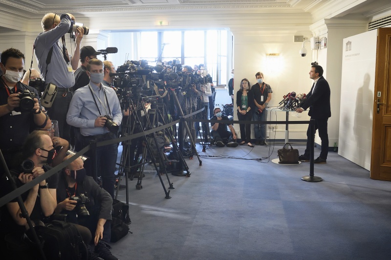 Auskunftsperson Florian Klenk stellt sich nach der Befragung m Untersuchungsausschuss den Fragen der Journalisten