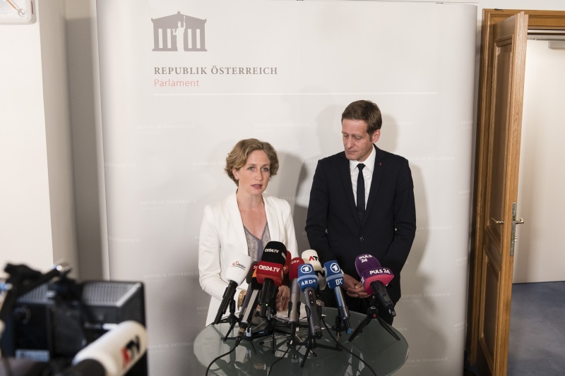 Vor Beginn der Untersuchungsausschusssitzung von links: Nationalratsabgeordnete Stephanie Krisper (N), Nationalratsabgeordneter Kai Jan Krainer (S)