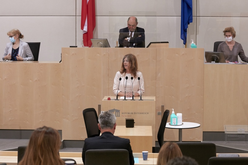 Am Rednerpult Nationalratsabgeordnete Angela Baumgartner (V)