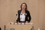 Am Rednerpult Nationalratsabgeordnete Susanne Fürst (F)