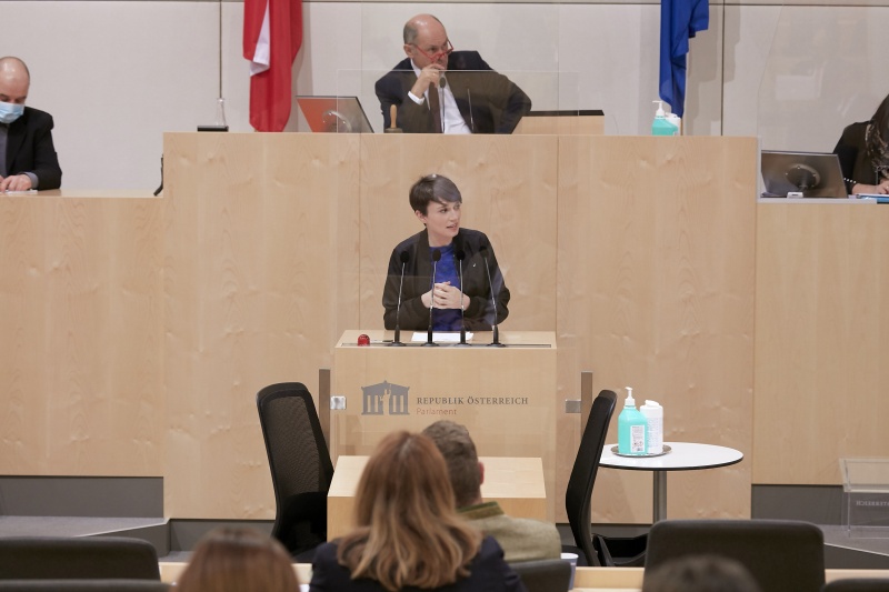 Am Rednerpult Klubobfra Sigrid Maurer (G)