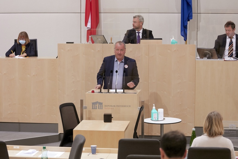 Am Rednerpult Nationalratsabgeordneter Wolfgang Zanger F)