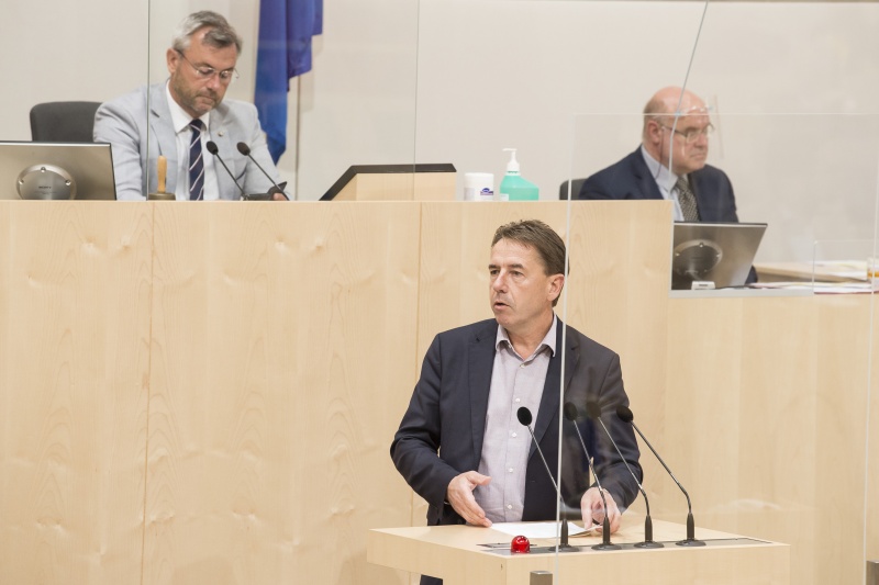 Am Rednerpult: Nationalratsabgeordneter Erwin Angerer (F)