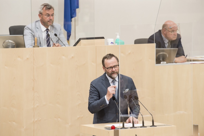 Am Rednerpult: Nationalratsabgeordneter Josef Schellhorn (N)