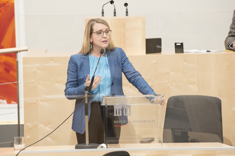 Am Rednerpult: Wirtschaftsministerin Margarete Schramböck (V)