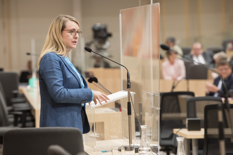 Am Rednerpult: Wirtschaftsministerin Margarete Schramböck (V)