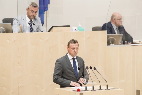Am Rednerpult: Nationalratsabgeordneter Johann Höfinger (V)
