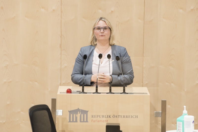 Am Rednerpult: Nationalratsabgeordnete Martina Kaufmann (V)