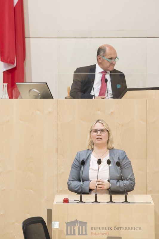 Am Rednerpult: Nationalratsabgeordnete Martina Kaufmann (V)