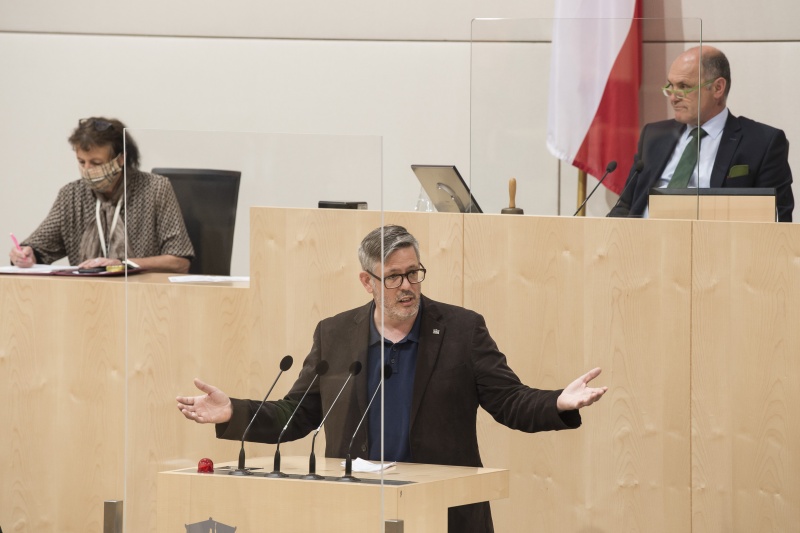 Am Rednerpult: Nationalratsabgeordneter Ralph Schallmeiner (G)