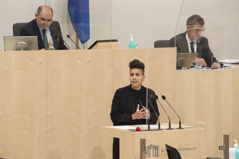 Am Rednerpult: Nationalratsabgeordnete Faika El-Nagashi (G)