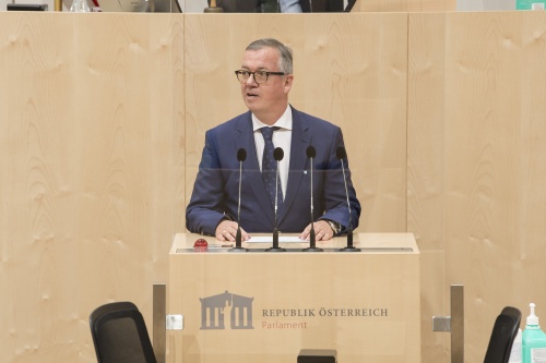 Am Rednerpult: Nationalratsabgeordneter Werner Saxinger (V)
