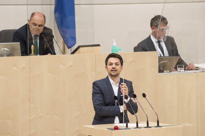 Am Rednerpult: Nationalratsabgeordneter Jakob Schwarz (G)