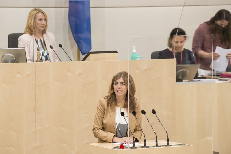 Am Rednerpult: Nationalratsabgeordnete Angela Baumgartner (V)