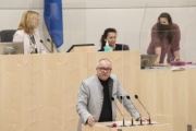 Am Rednerpult: Nationalratsabgeordneter Hans Stefan Hintner (V)