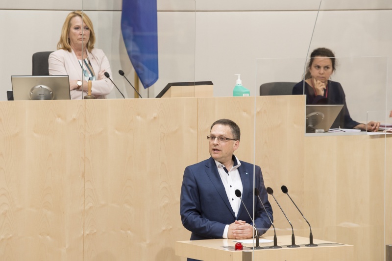 Am Rednerpult: Klubobmann August Wöginger (V)