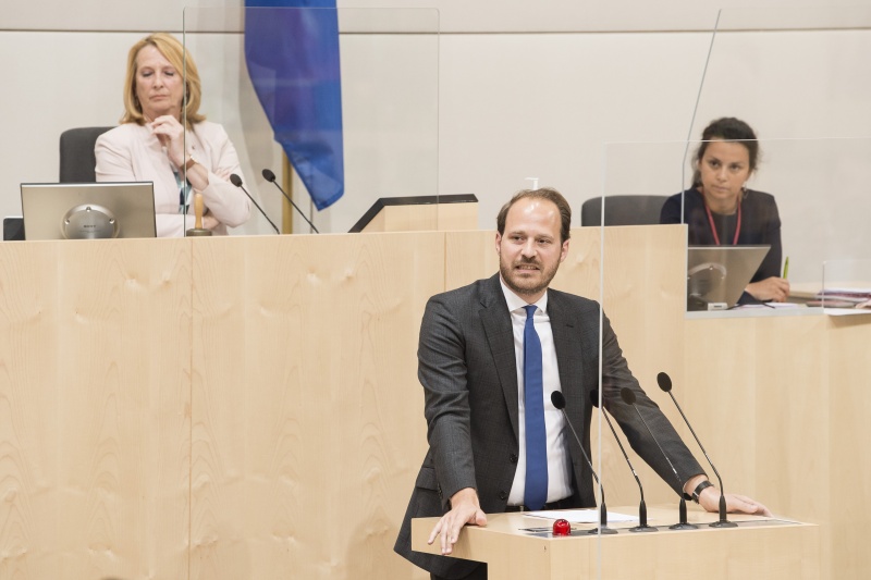Am Rednerpult: Nationalratsabgeordneter Nikolaus Scherak (N)