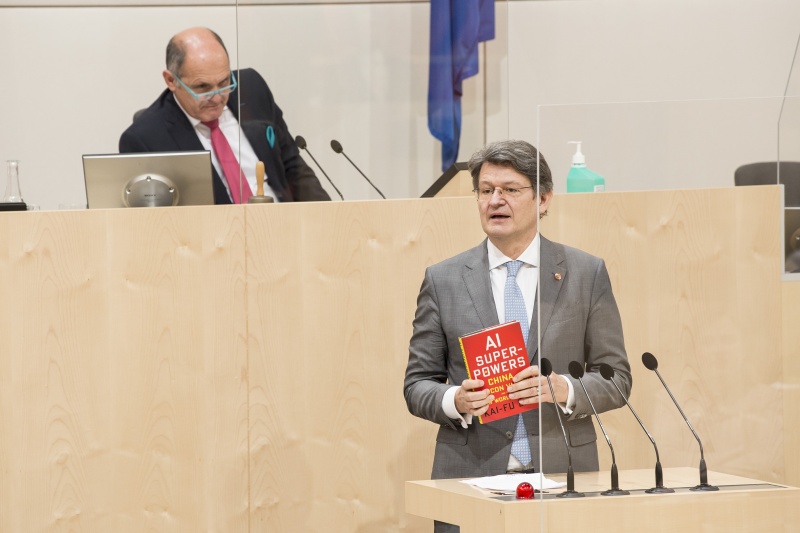 Am Rednerpult: Nationalratsabgeordneter Helmut Brandstätter (N)