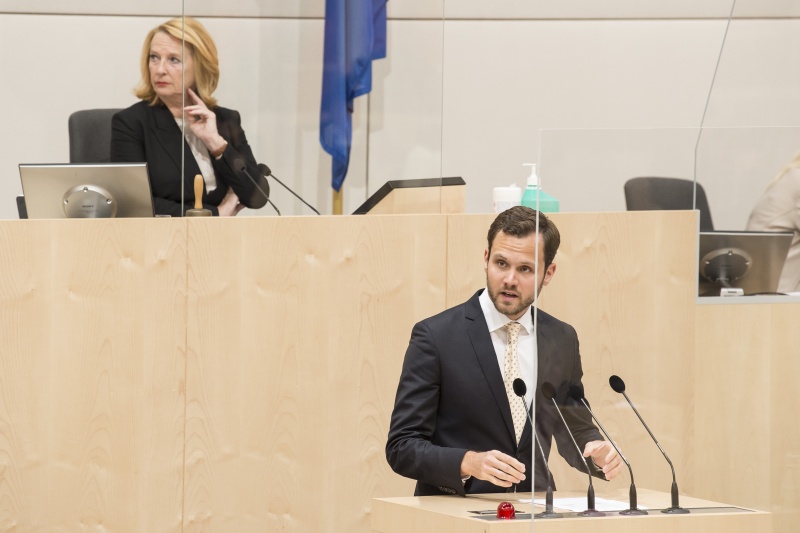 Am Rednerpult: Nationalratsabgeordneter Felix Eypeltauer (N)