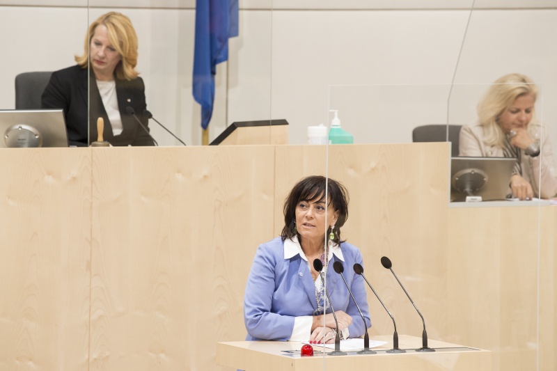 Am Rednerpult: Nationalratsabgeordnete Petra Oberrauner (S)