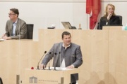 Am Rednerpult: Nationalratsabgeordneter Peter Schmiedlechner (F)
