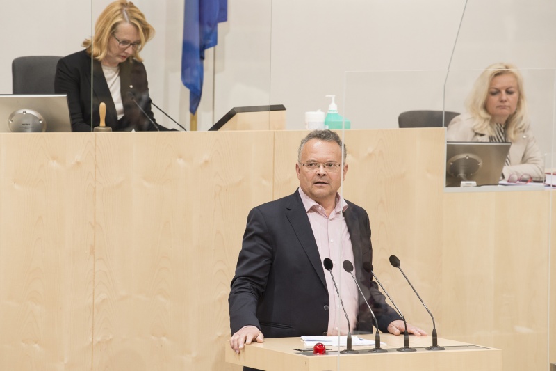 Am Rednerpult: Nationalratsabgeordneter Gerald Hauser (F)