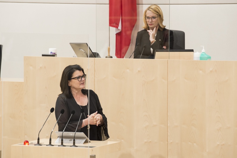 Am Rednerpult: Nationalratsabgeordnete Elisabeth Pfurtscheller (V)
