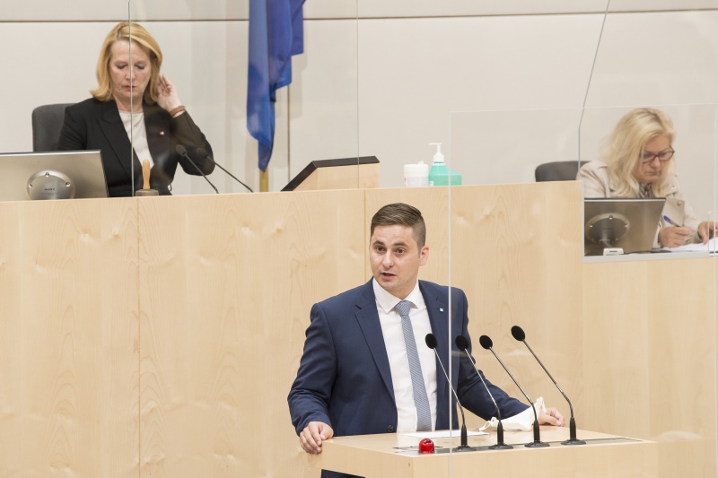 Am Rednerpult: Nationalratsabgeordneter Lukas Brandweiner (V)