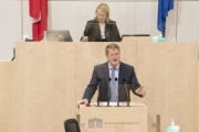 Am Rednerpult: Nationalratsabgeordneter  Manfred Hofinger (V)