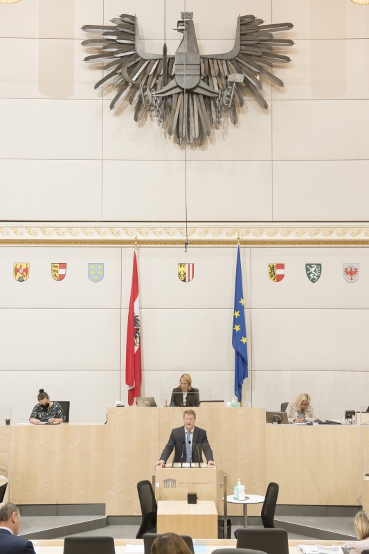 Am Rednerpult: Nationalratsabgeordneter  Manfred Hofinger (V)