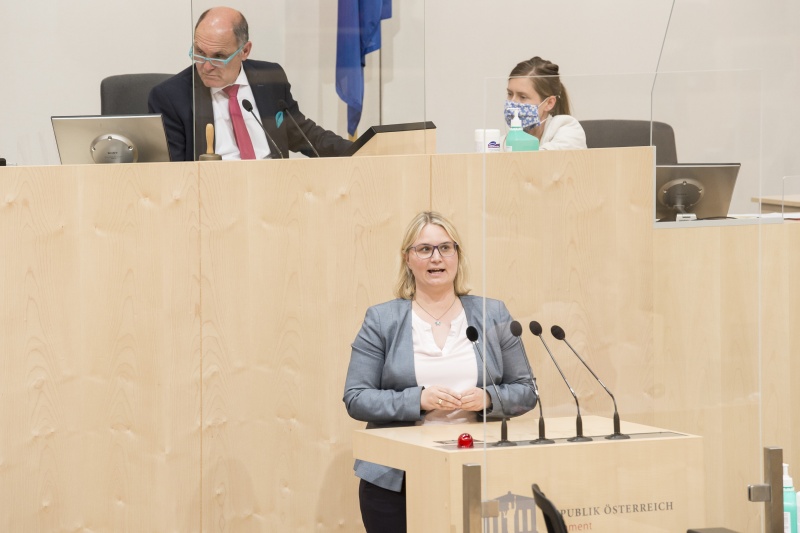 Am Rednerpult: Nationalratsabgeordnete Martina Kaufmann (V)
