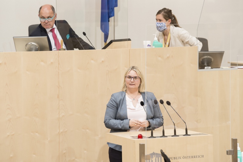 Am Rednerpult: Nationalratsabgeordnete Martina Kaufmann (V)