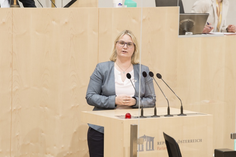 Am Rednerpult: Nationalratsabgeordnete Martina Kaufmann (V)