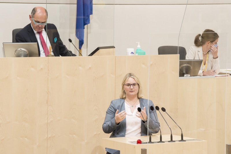 Am Rednerpult: Nationalratsabgeordnete Martina Kaufmann (V)