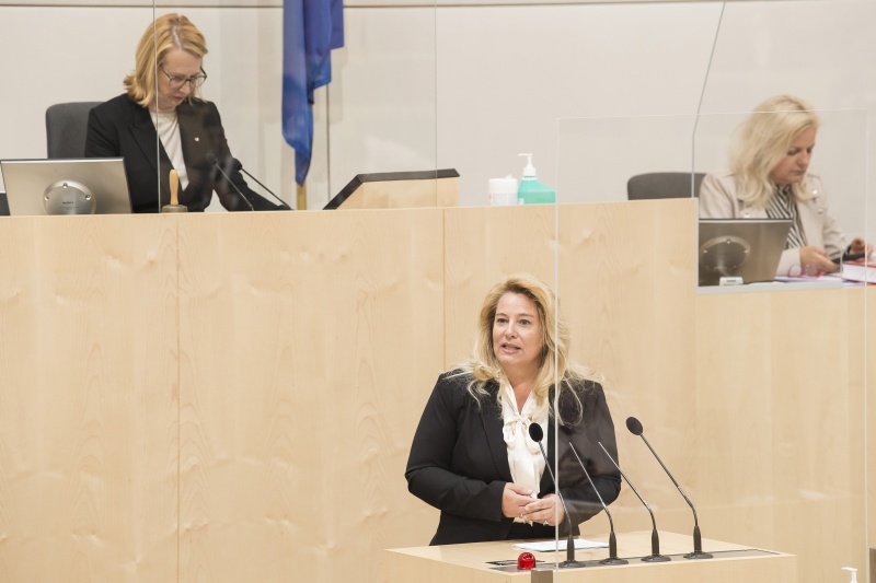 Am Rednerpult: Nationalratsabgeordnete Rebecca Kirchbaumer (V)