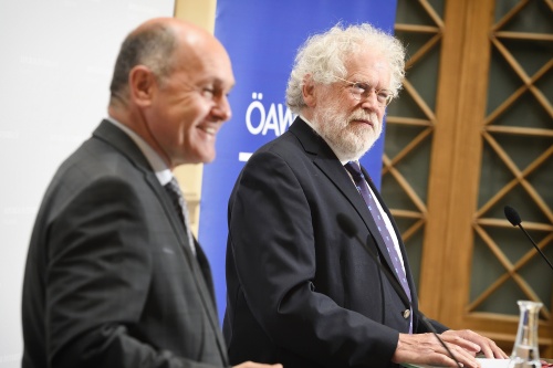 Von links: Nationalratspräsident Wolfgang Sobotka (V), Präsident der Österreichischen Akademie der Wissenschaften Anton Zeilinger (am Wort)