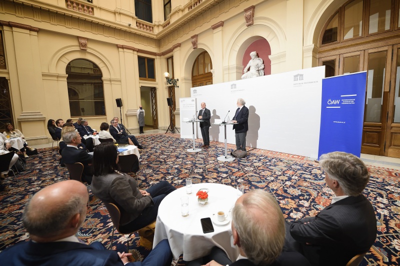 Von links: Nationalratspräsident Wolfgang Sobotka (V), Präsident der Österreichischen Akademie der Wissenschaften Anton Zeilinger. Blick Richtung VeranstaltungsteilnehmerInnen