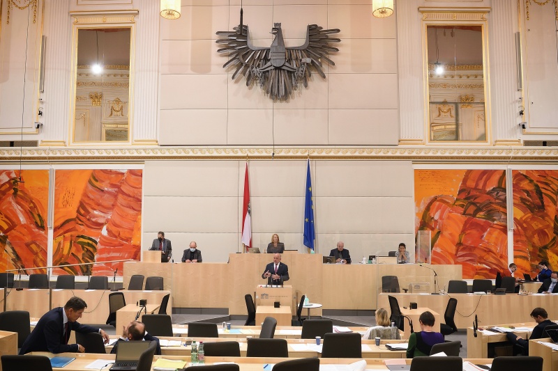 Nationalratsabgeordneter Martin Engelberg (V) am Rednerpult. Blick Richtung SitzungsteilnehmerInnen