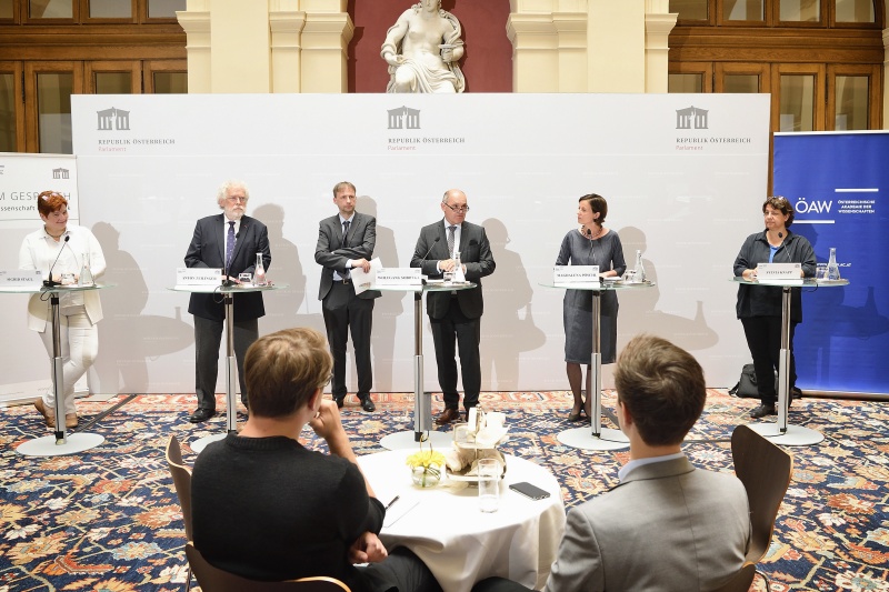 Von links: Leiterin des Institute for Ecological Economics der Wirtschaftsuniversität Wien Sigrid Stagl, Präsident der Österreichischen Akademie der Wissenschaften Anton Zeilinger, Zentrum für Medizinische Statistik, Informatik und Intelligente Systeme der Medizinischen Universität Wien Martin Posch, Nationalratspräsident Wolfgang Sobotka (V), Institut für Staats- und Verwaltungsrecht der Universität Wien Magdalena Pöschl, Forschungsgruppenleiterin am CeMM der ÖAW Sylvia Knapp