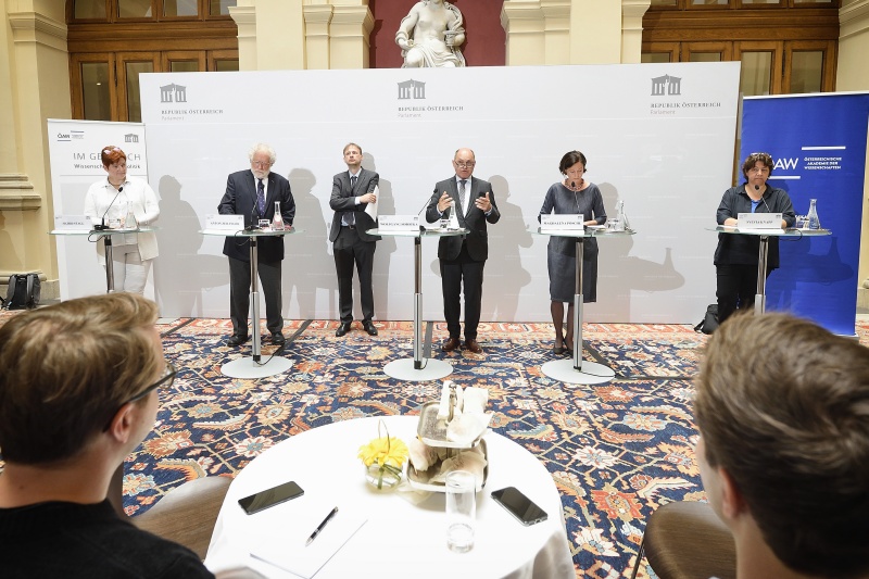 Von links: Leiterin des Institute for Ecological Economics der Wirtschaftsuniversität Wien Sigrid Stagl, Präsident der Österreichischen Akademie der Wissenschaften Anton Zeilinger, Zentrum für Medizinische Statistik, Informatik und Intelligente Systeme der Medizinischen Universität Wien Martin Posch, Nationalratspräsident Wolfgang Sobotka (V), Institut für Staats- und Verwaltungsrecht der Universität Wien Magdalena Pöschl, Forschungsgruppenleiterin am CeMM der ÖAW Sylvia Knapp