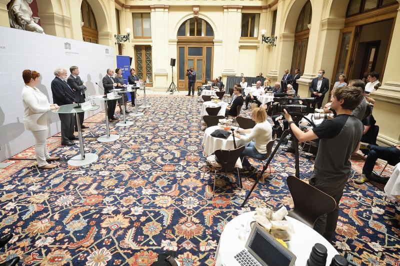 Von links: Leiterin des Institute for Ecological Economics der Wirtschaftsuniversität Wien Sigrid Stagl, Präsident der Österreichischen Akademie der Wissenschaften Anton Zeilinger, Zentrum für Medizinische Statistik, Informatik und Intelligente Systeme der Medizinischen Universität Wien Martin Posch, Nationalratspräsident Wolfgang Sobotka (V), Institut für Staats- und Verwaltungsrecht der Universität Wien Magdalena Pöschl, Forschungsgruppenleiterin am CeMM der ÖAW Sylvia Knapp