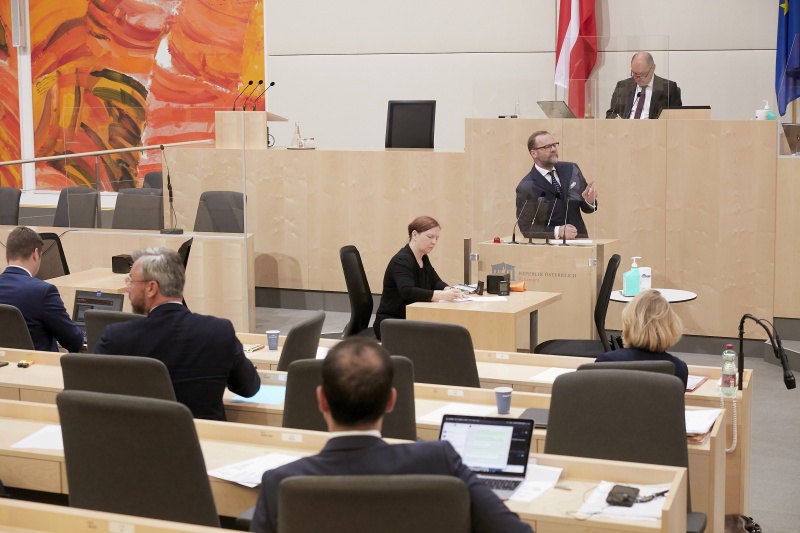 Am Rednerpult: Nationalratsabgeordneter Josef Schellhorn (N)