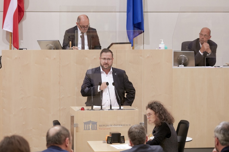 Am Rednerpult: Nationalratsabgeordneter Christian Hafenecker F)