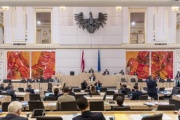 Begründung des dringlichen Entschließungsantrages durch Nationalratsabgeordnete Dagmar Belakowitsch (F)- Blick Richtung SitzungsteilnehmerInnen