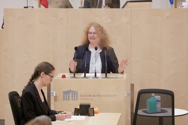 Am Rednerpult Mitglied des Europäischen Parlaments Monika Vana (G)